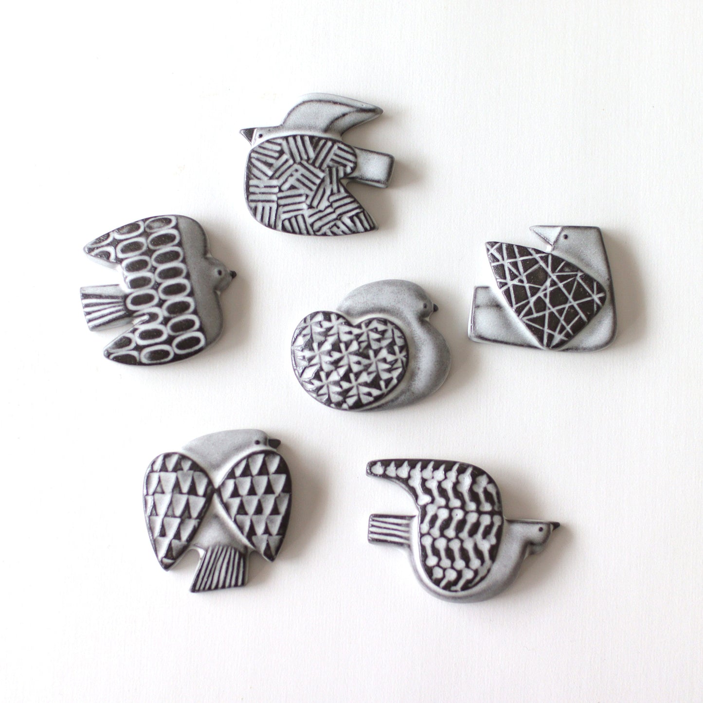 BIRD TILE BROOCH <WH/BK>