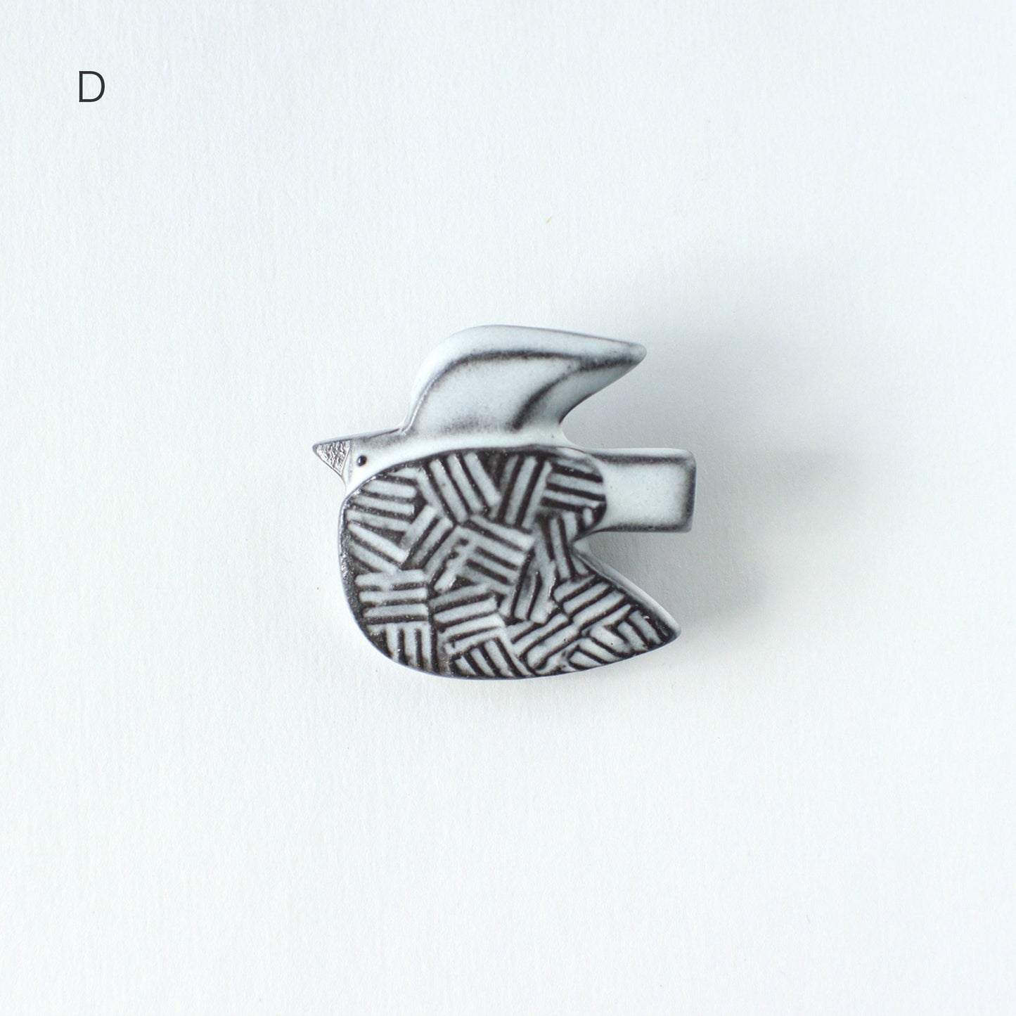 BIRD TILE BROOCH <WH/BK>