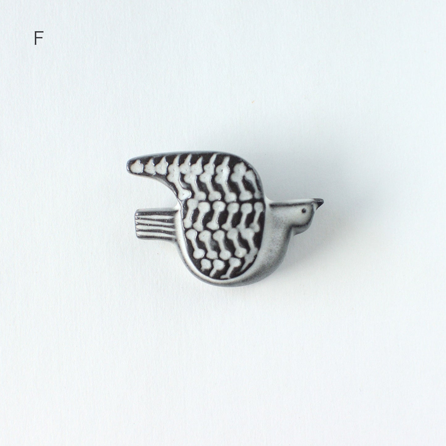 BIRD TILE BROOCH <WH/BK>