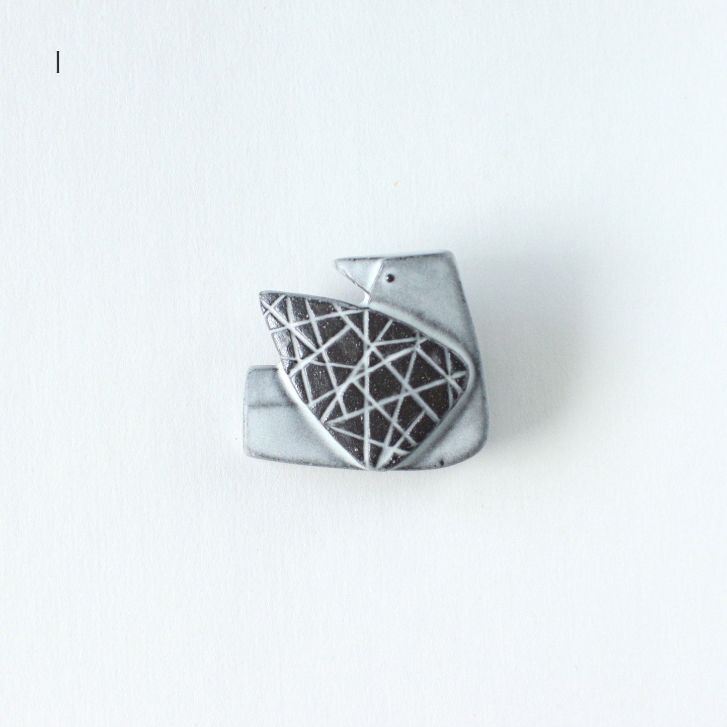 BIRD TILE BROOCH <WH/BK>
