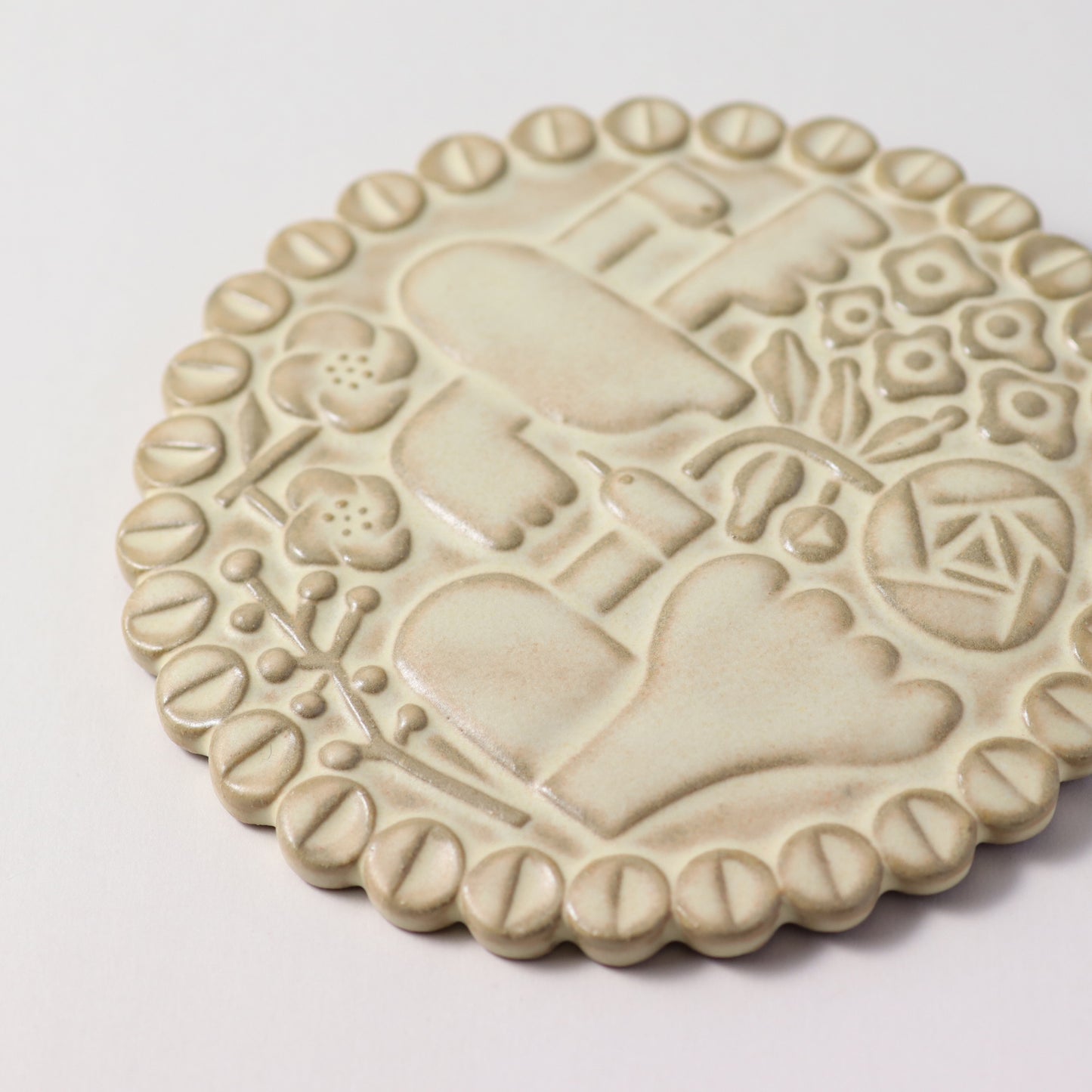 CERAMIC RELIEF PLATE / CIRCLE
