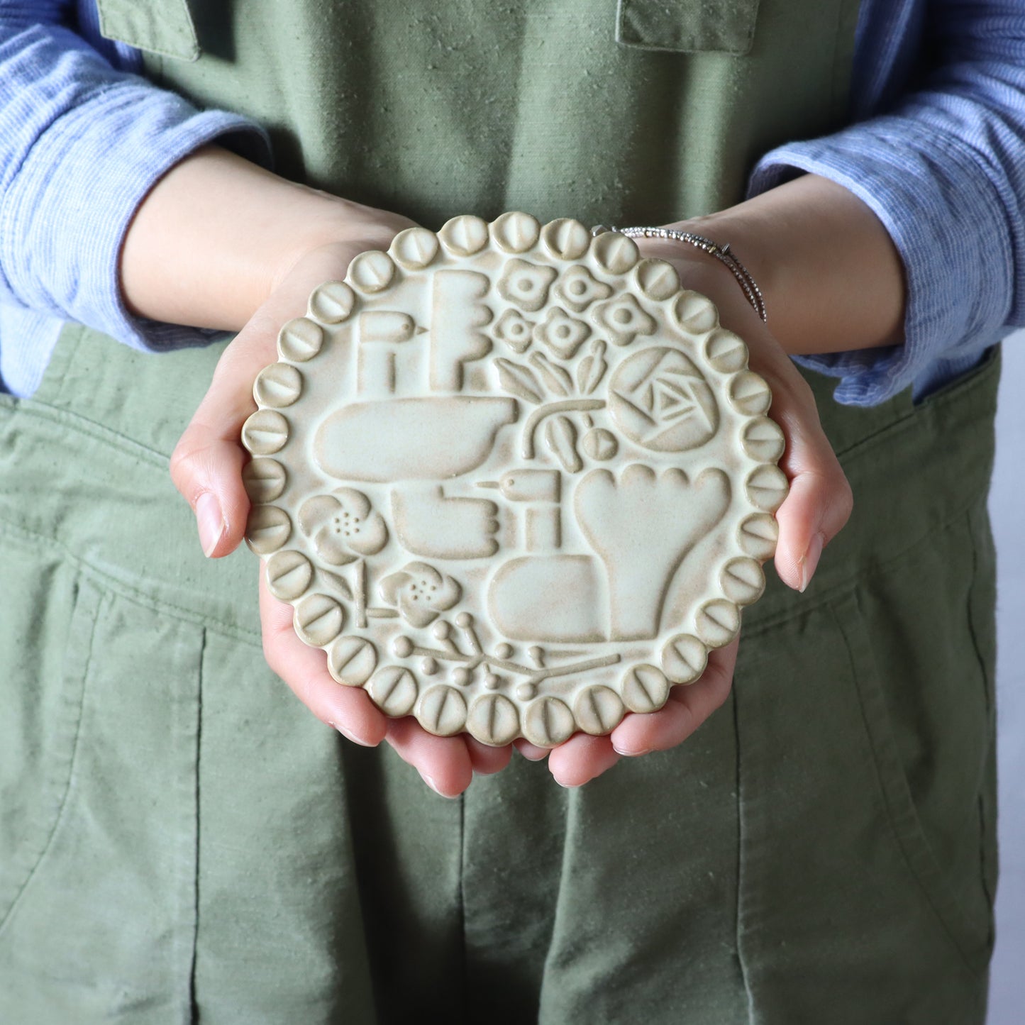 CERAMIC RELIEF PLATE / CIRCLE