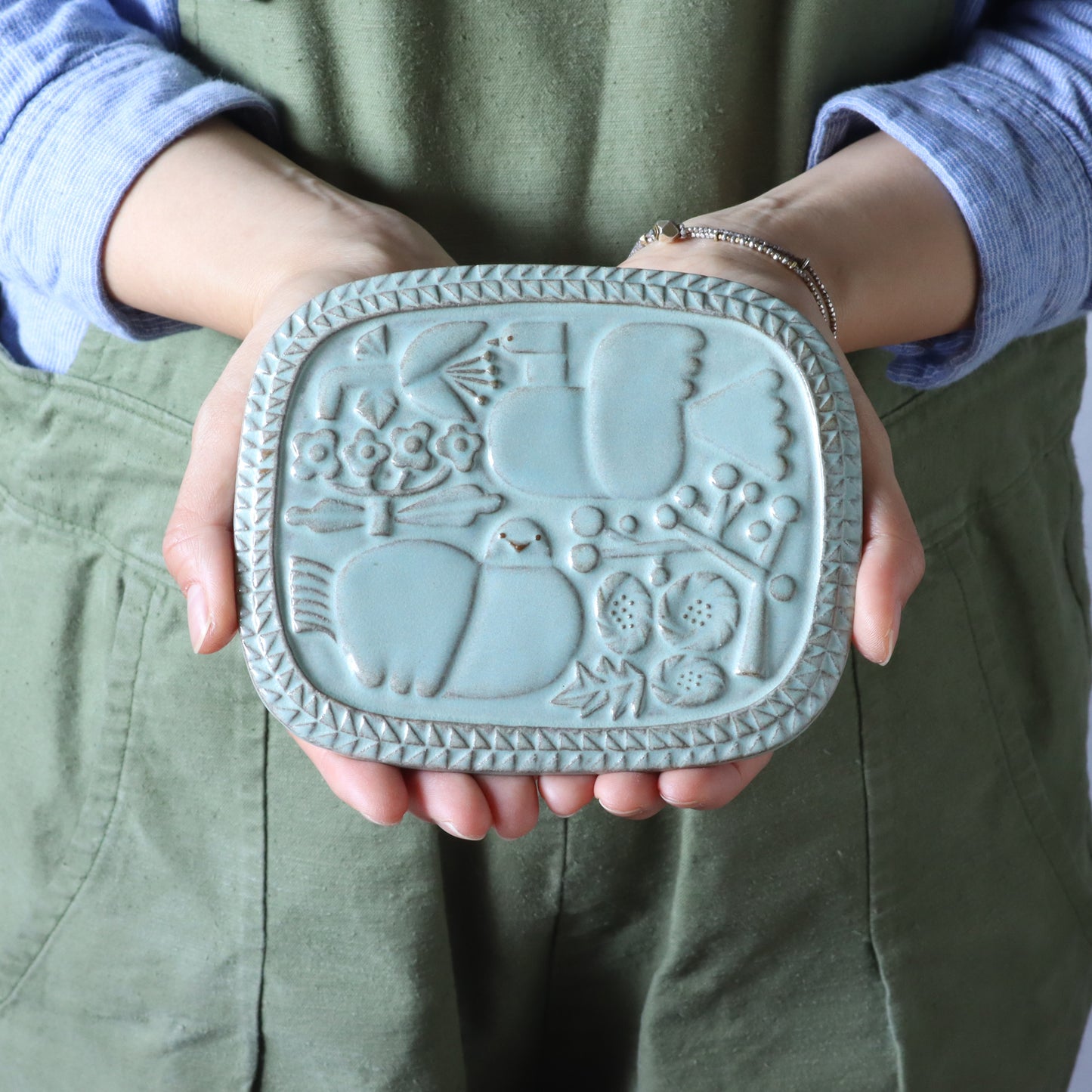 CERAMIC RELIEF PLATE / SQUARE