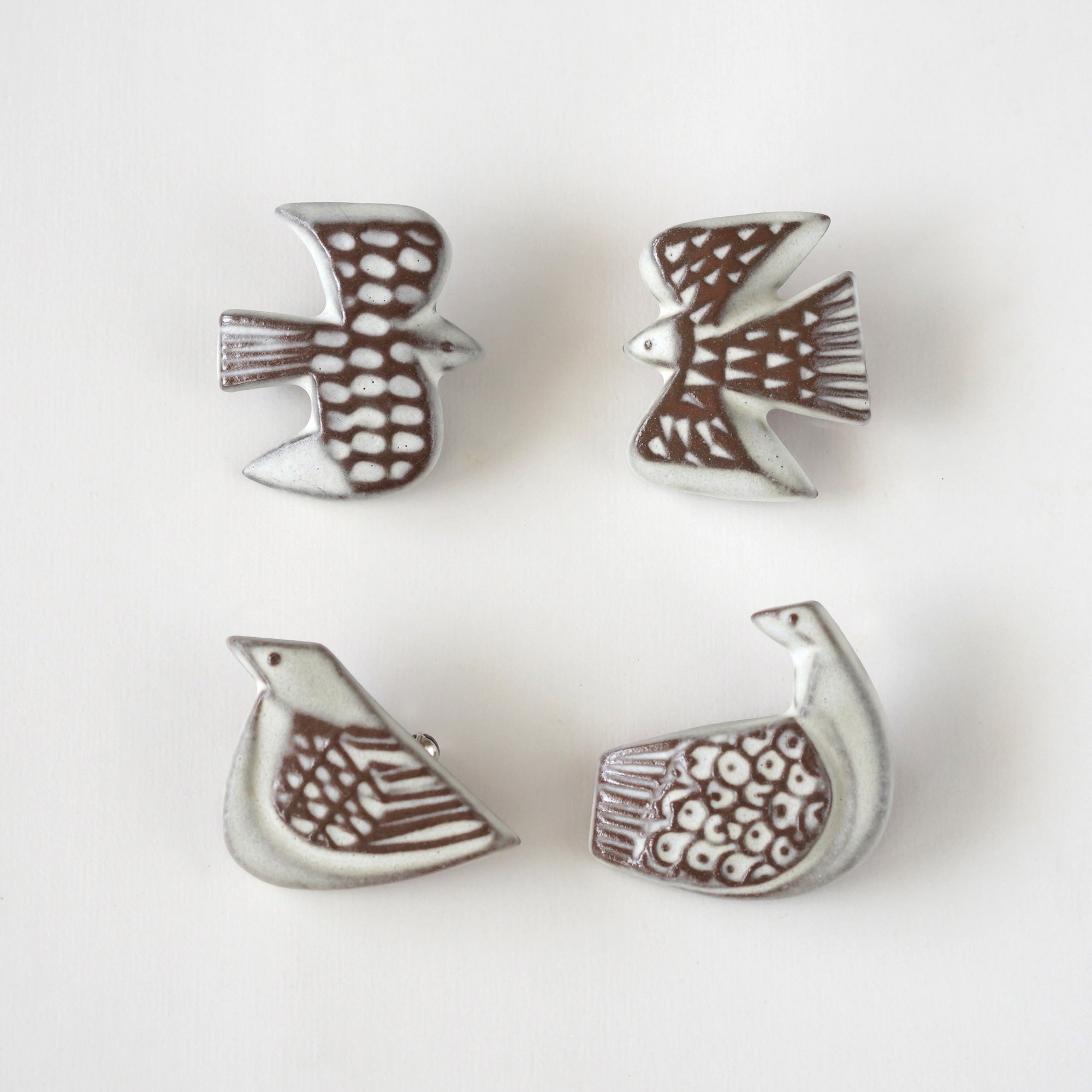 BIRD TILE BROOCH ＜WH/BR＞ – BIRDS' WORDS