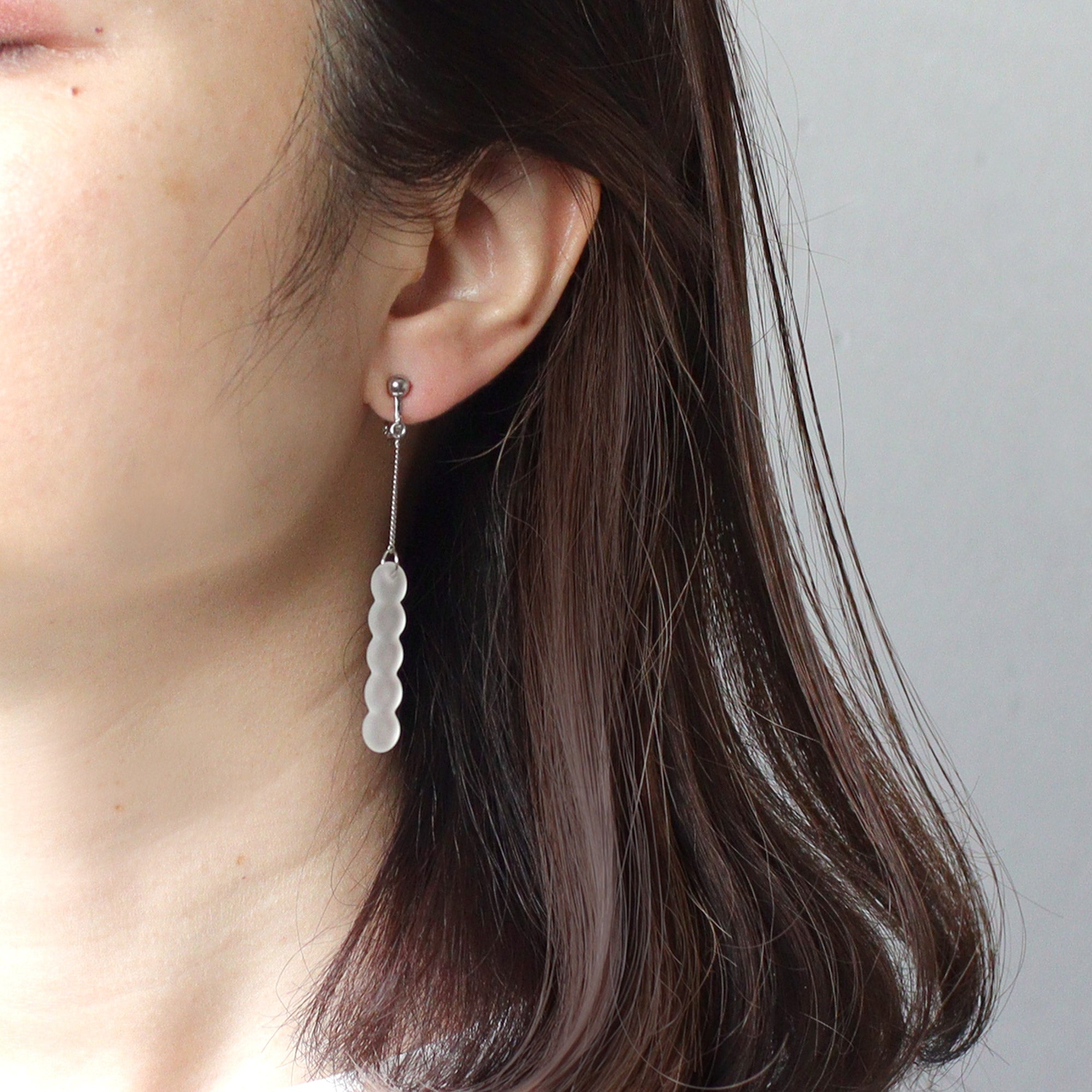 no.4113 白いガラスとballchain ピアス/イヤリング - ピアス